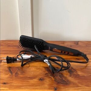 L'Ange Le Vite Ceramic Straightening Brush in Black